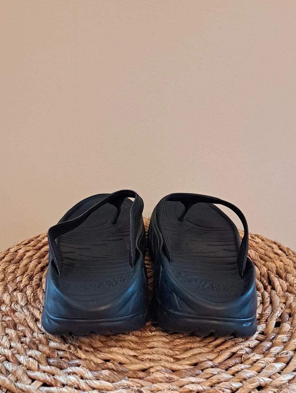 Hoka One One Unisex Ora Recovery Flip Flop Thong Black Rubber Sandals M9/W11